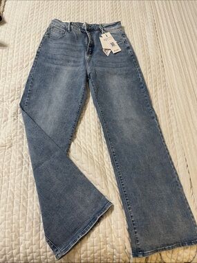 Light Wash Wide-Leg Women’s Jeans - Flared Hem